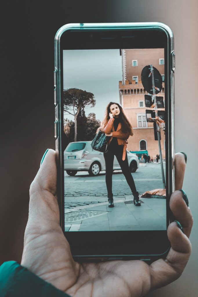 Noi dimentichiamo qualcosa. Innanzi tutto, non è il cellulare ma il suo utilizzatore, e soprattutto, a mio parere, una critica del genere potrebbe provenire, soltanto da chi non riesce a distinguere una fotografia di qualità da una mediocre; perché chiunque si renda conto che la qualità di una fotografia, non espressa in megapixel ma in termini di esecuzione e postproduzione, scattata da una persona che ha studiato fotografia e sia in grado di eseguirne uno sviluppo (digitale) quantomeno corretto, ed in grado di utilizzare una attrezzatura dedicata (non ho scritto professionale anziché dedicata di proposito), sia nettamente superiore ad una fotografia scattata da un telefonino e post-prodotta dal software nativo stesso del telefonino, affiderà sicuramente un servizio professionale ad un professionista, non lo eseguirà con il proprio telefonino.
